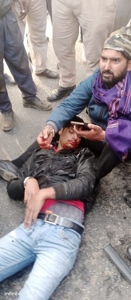 Father and friend coming to see newborn son injured in road accident