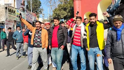 नाहन शहर के दिल्ली गेट पर मोटर वाहन अधिनियम को वापस लेने को लेकर नारेबाजी करते ड्राइवर व आपरेटर