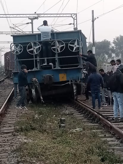 Goods train derailed, rail traffic disrupted for two and a half hours