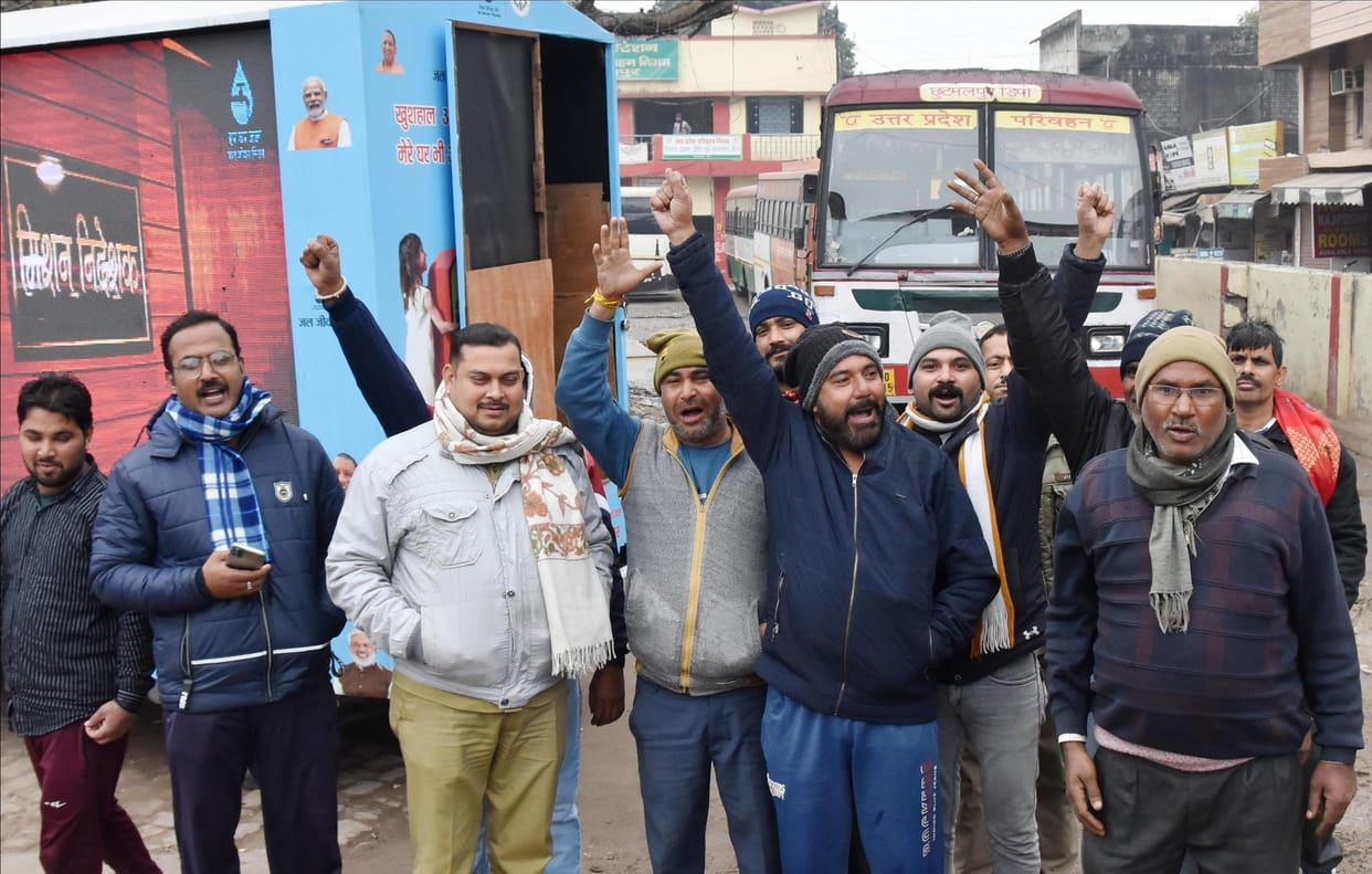 Drivers took to the streets on strike, passengers kept wandering on foot