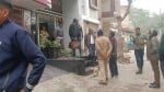 रेवाड़ी। गैंगस्टर के घर से बाहर आती एनआईए की टीम। संवाद