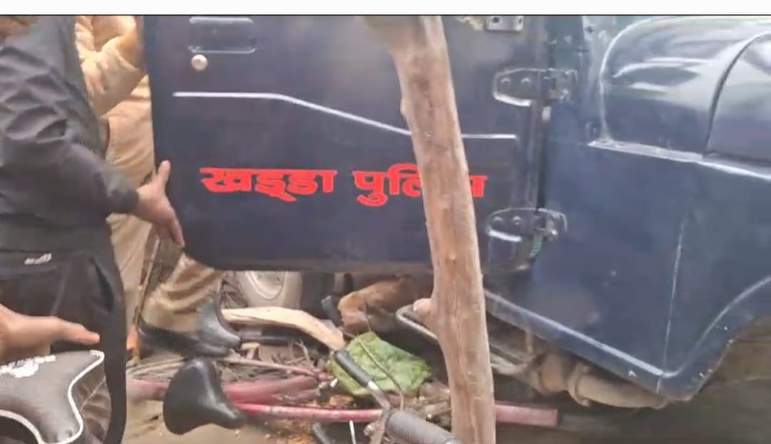 Police jeep went out of control and collided with a shop, three injured