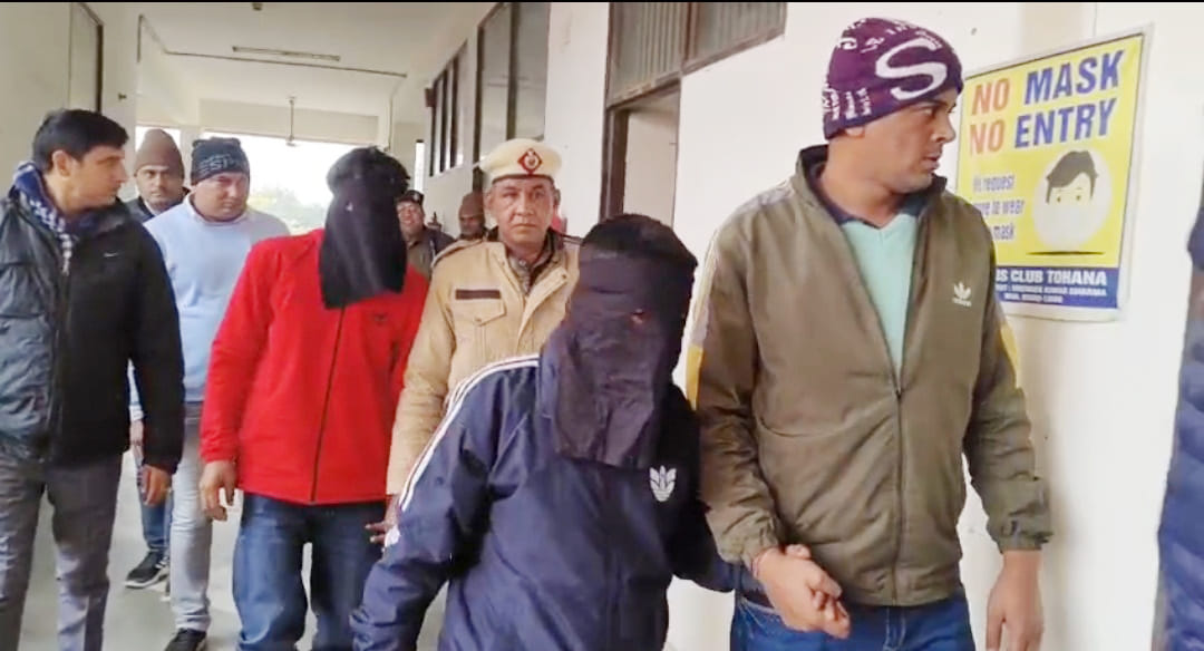 Two criminals arrested with a reward of Rs 5,000 along with two pistols