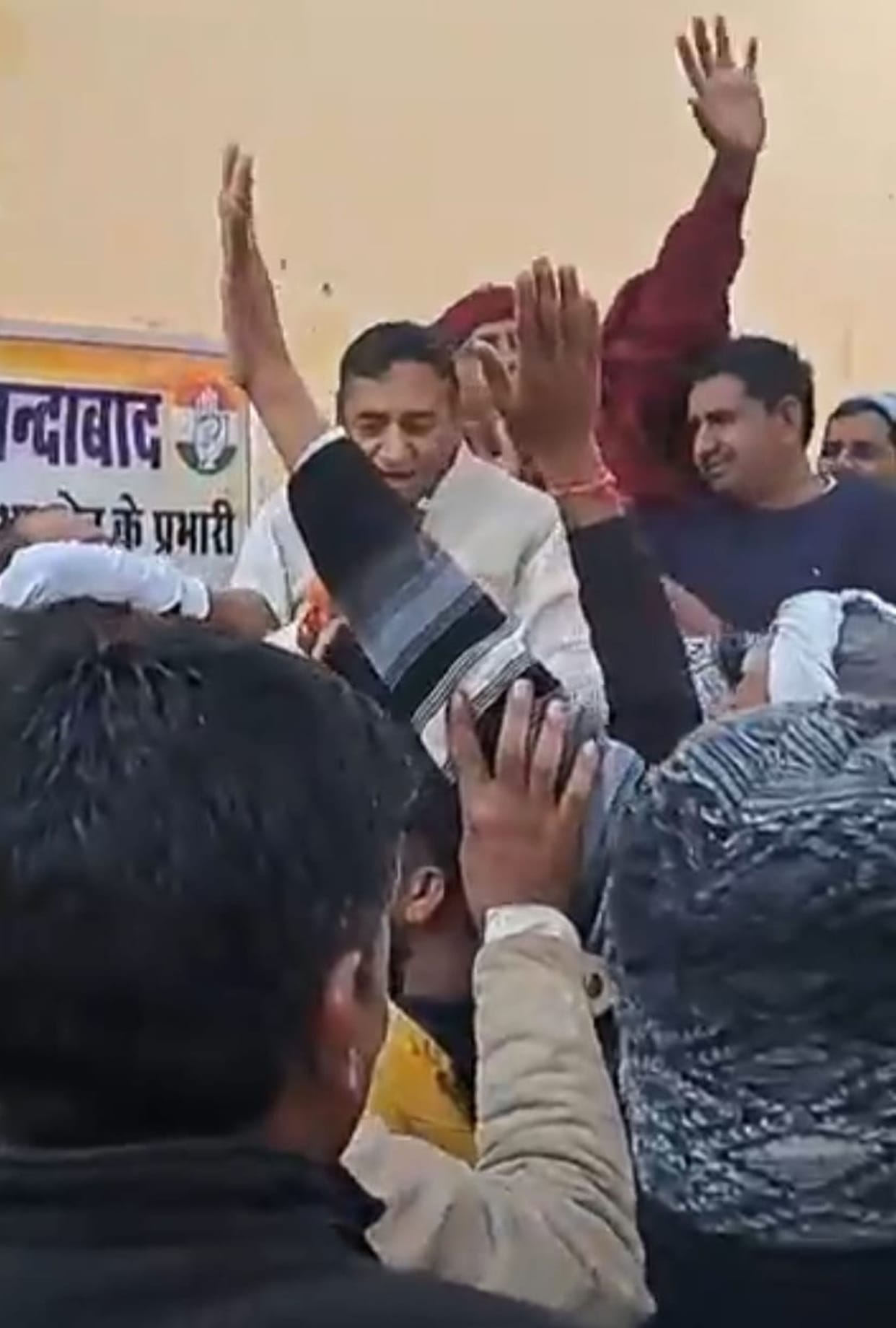 Congress workers came face to face in the presence of Lok Sabha in-charge