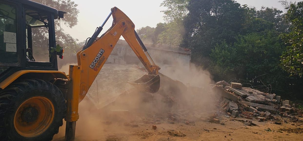 Administration's bulldozer runs on illegal construction in Badhanichafa
