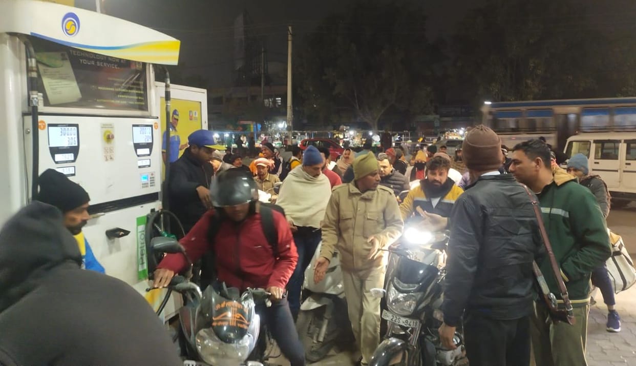 Private buses did not run, crowd gathered at petrol pumps