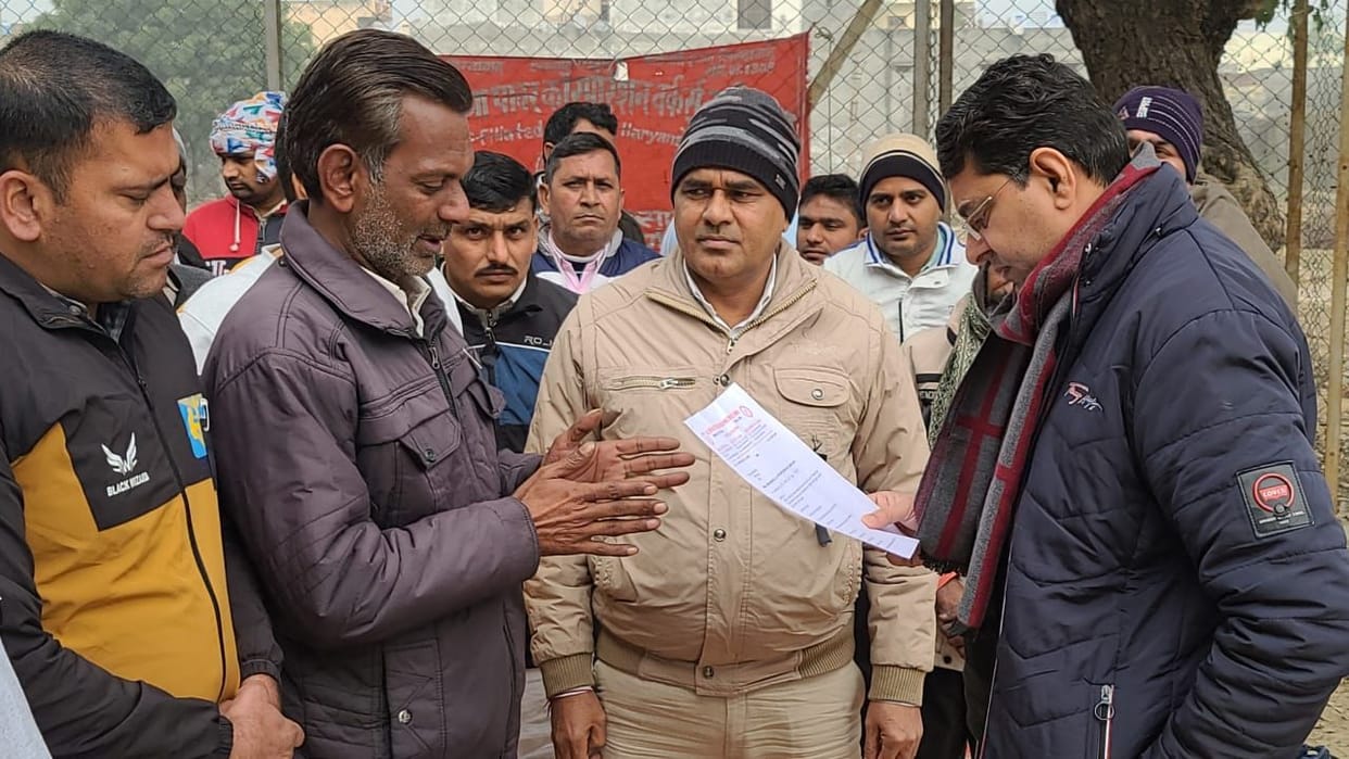 Electricity workers expressed their anger over the demands by using black bats