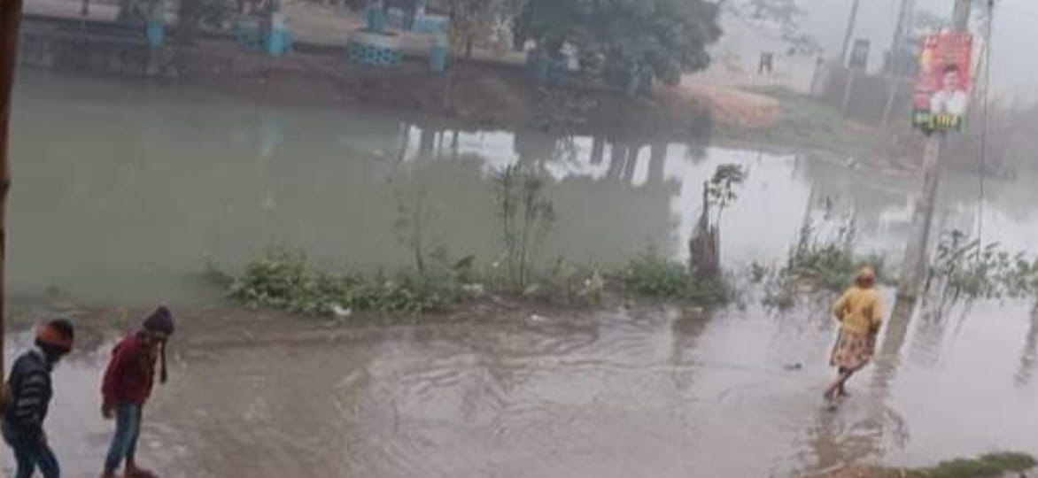Water entered houses due to canal overflow, locality residents expressed displeasure