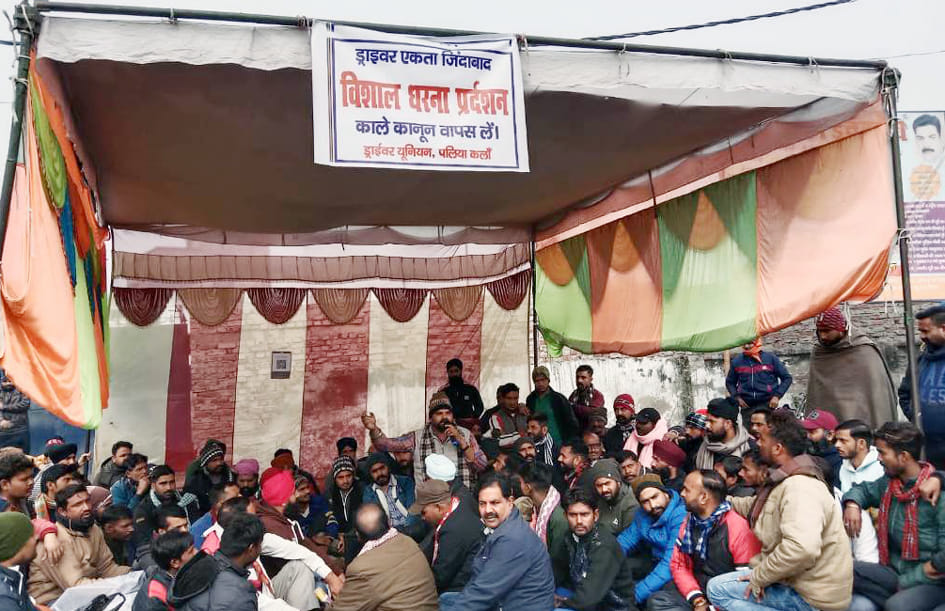 Buses did not run even on the second day, passengers kept wandering