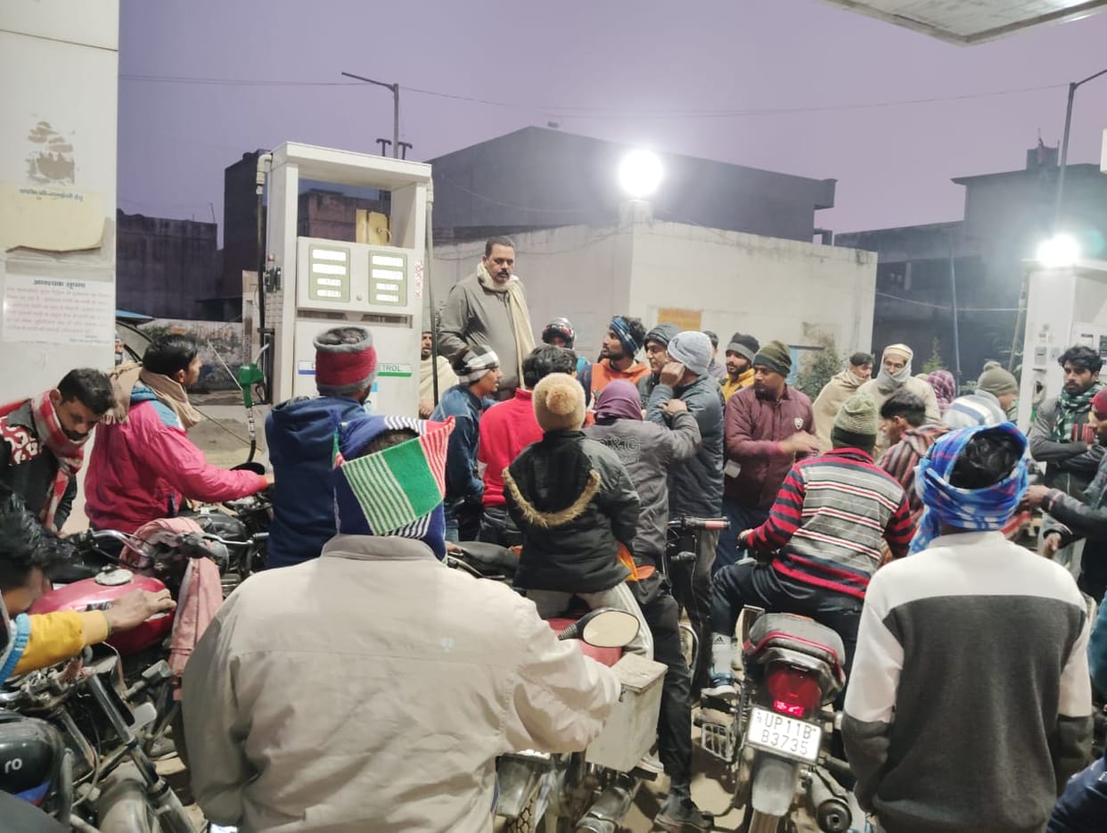 Crowd of oil takers gathered at petrol pumps due to rumors