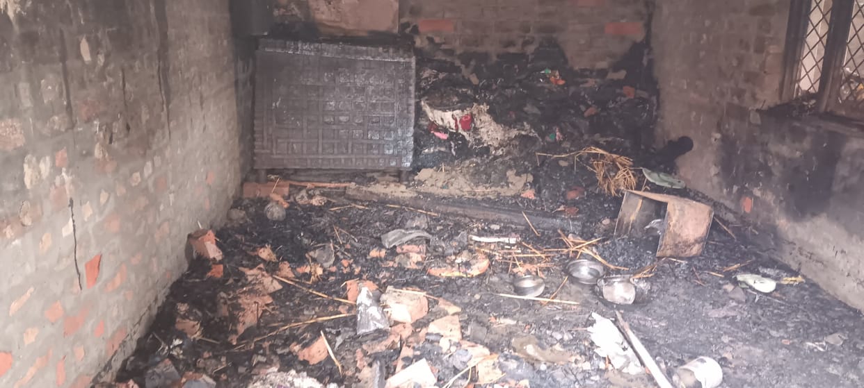 Goods burnt to ashes due to fire in house, elderly woman burnt