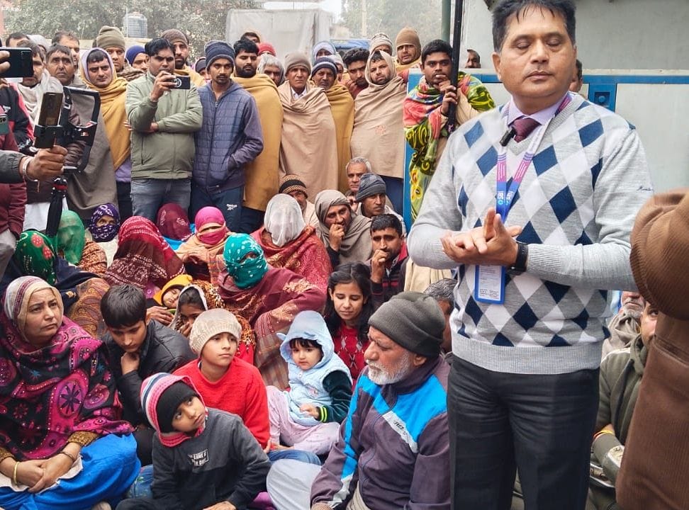 Farmers stood in front of Kungar SBI branch for the second day, officials gave written assurance