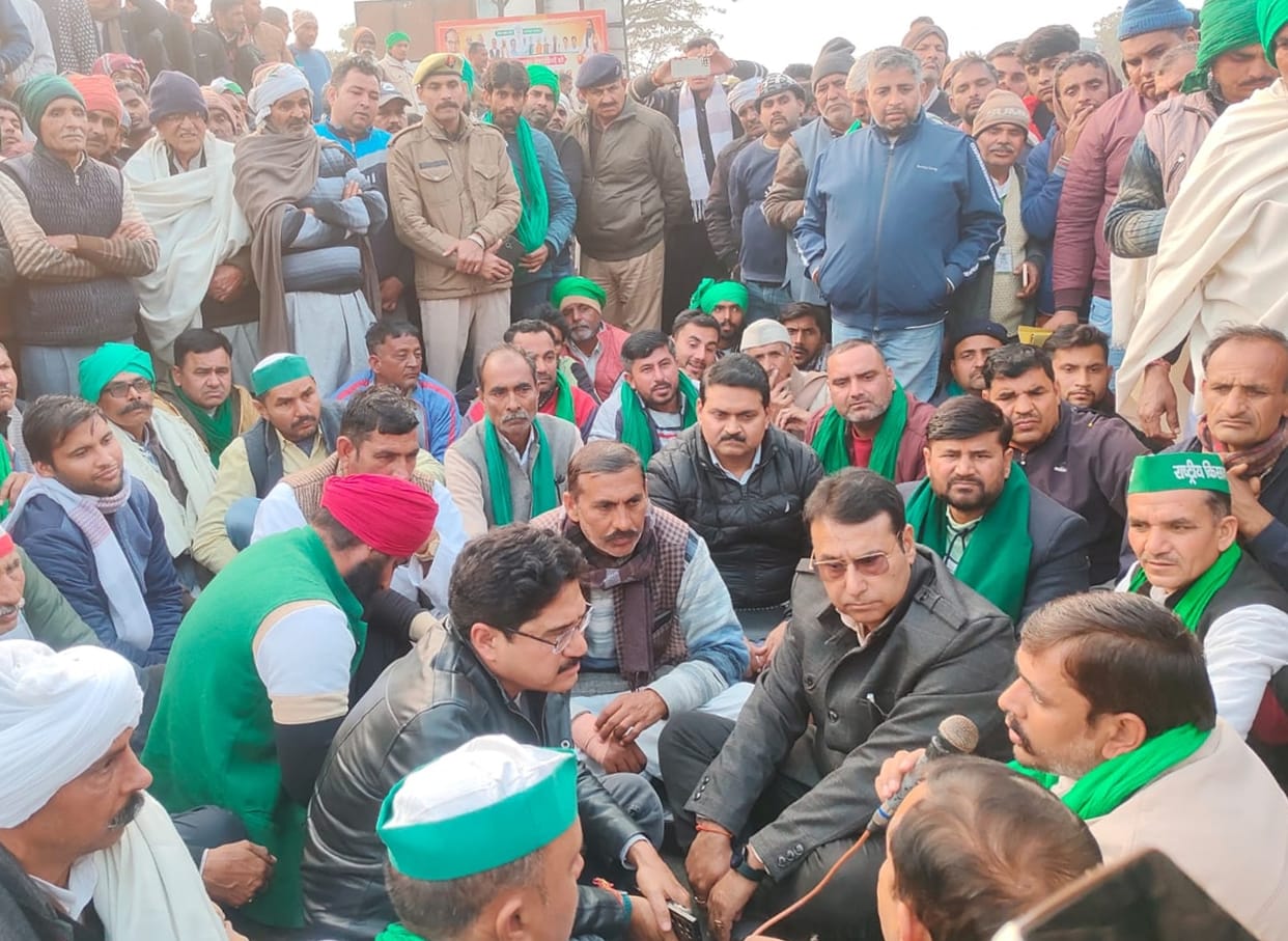 Agitating farmers blocked Nahtaur road near Bilai