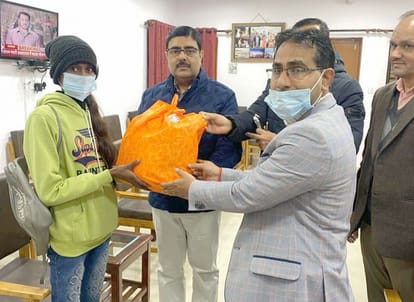 DM took the tuberculosis patient in his lap, handed over the bundle