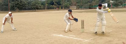 Shahjahanpur News: अंपायर का निर्णय नहीं माना, रावतपुर की टीम टूर्नामेंट से बाहर Umpire's decision not accepted, Rawatpur team out of tournament