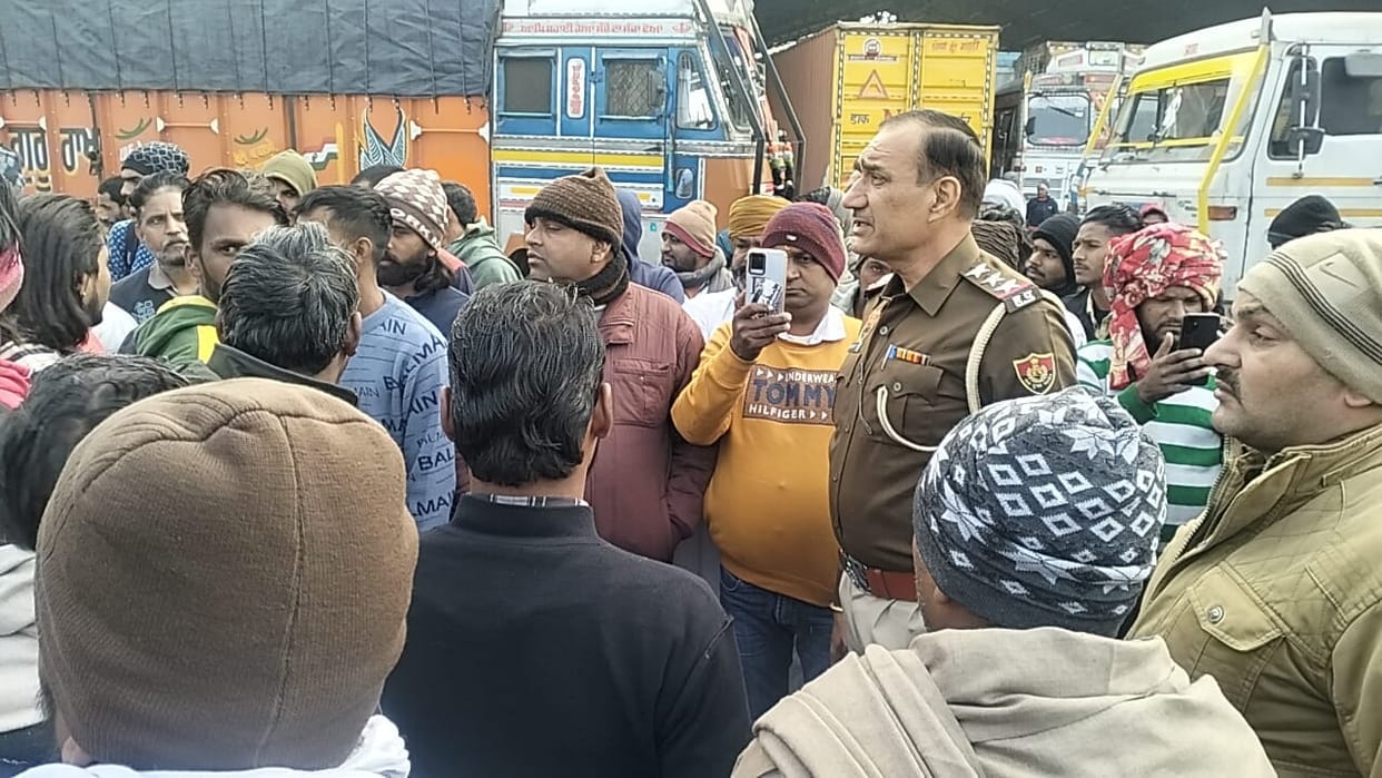 Truck drivers again came on the road against the new law of hit and run, created a jam