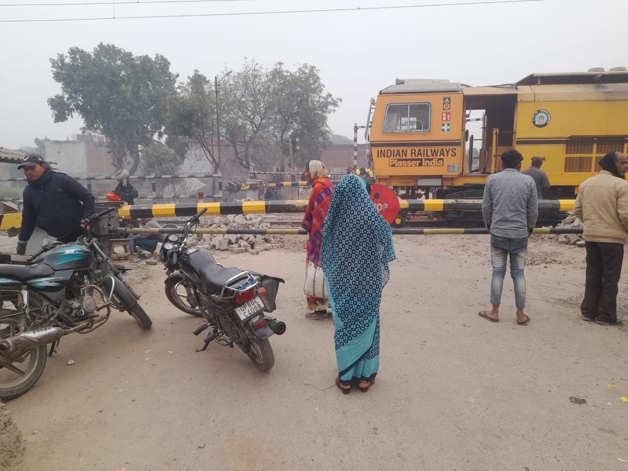 Repair work done by closing the gate, pedestrians worried