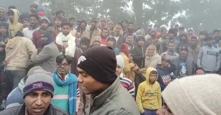 People rushed towards the spot after receiving information about the dead body of the kidnapped child.