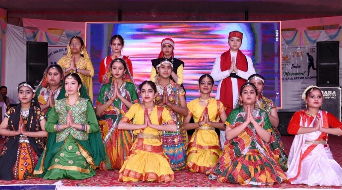 Rewards showered on promising students in Daulatpur Chowk School