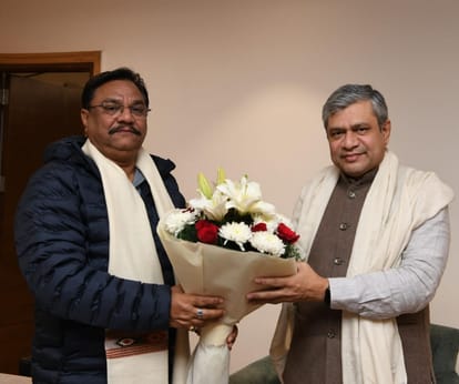 Vande Bharat and Tejas should operate from New Delhi to Lucknow.