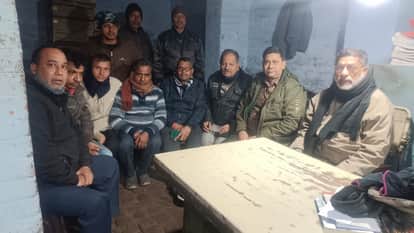 दी गुड्स ट्रांसपोर्ट वेलफेयर एसोसिएशन की बैठक करते अध्यक्ष ठाकुर अजय पाल सिंह, संरक्षक श्रीकिशन