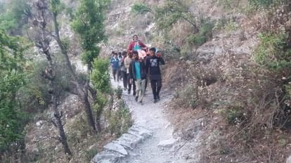 सीएम साहब तस्वीर दर्द देती है: इस गांव में नहीं पहुंची सड़क, आज भी यहां कंधों पर ढोए जाते हैं मरीज Due to lack of road, the patient was brought in a palanquin five kilometers away in nainital
