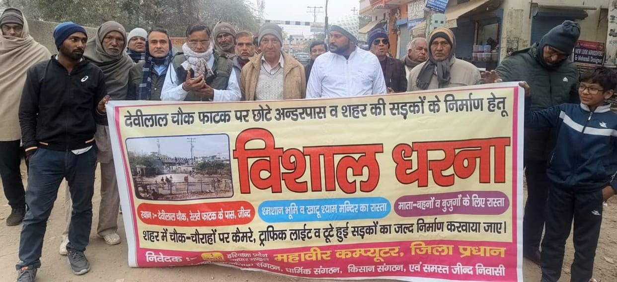 Traders demonstrated against the administration by playing drums
