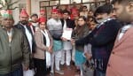 एसडीएम को ज्ञापन देते सपा कार्यकर्ता।