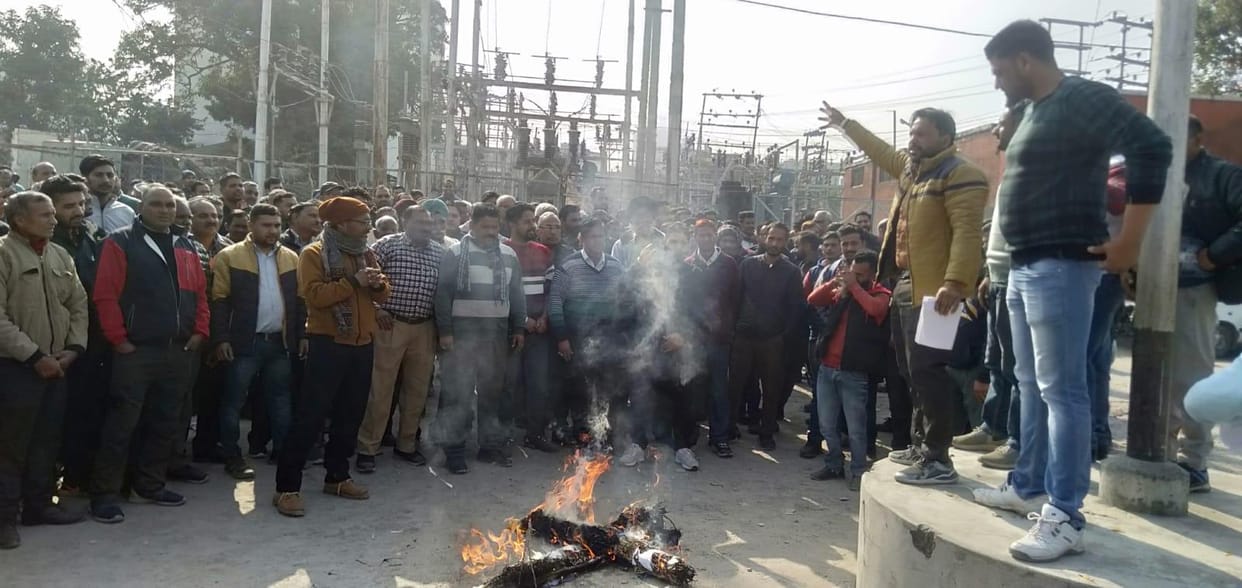 electricity board employees organised pradarshan in badripur