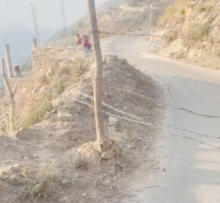 Ghum Janjala road was closed for two hours by placing wire
