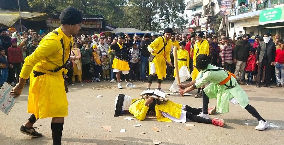 Sikh community took out procession on Prakash Parv