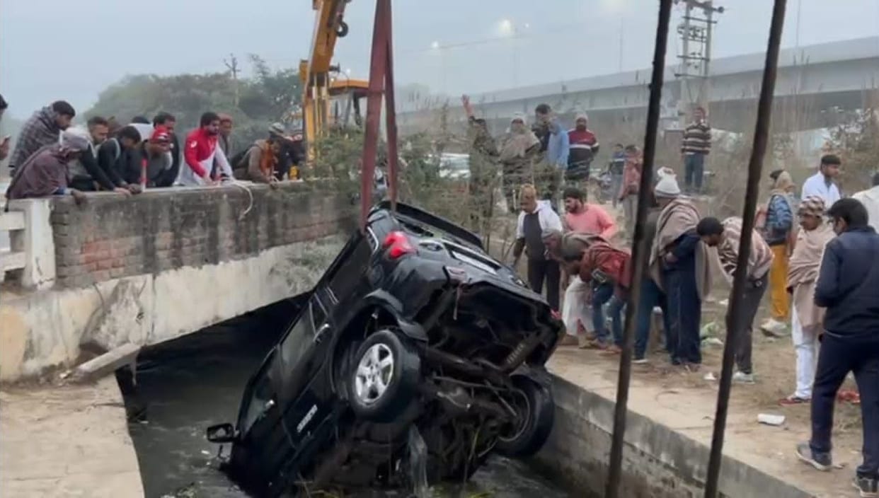 Uncontrolled vehicle falls into canal, young man dies, cousin saved