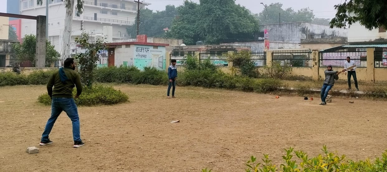 Rain and cold winds increased the cold, people shivered