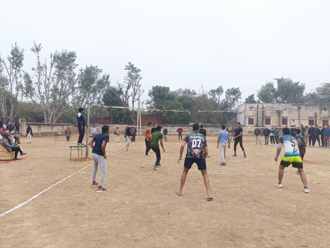 Tug of war between police and youth of Kalba village