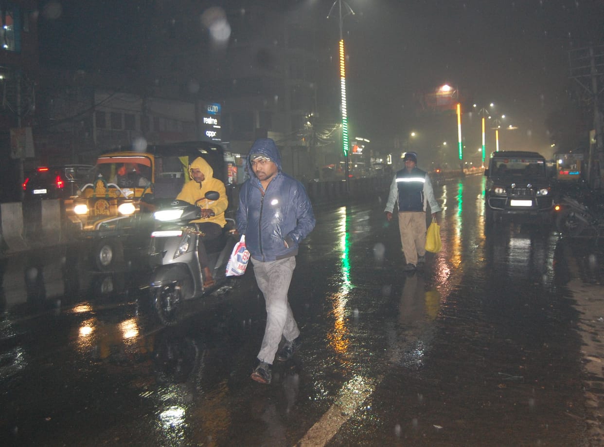 UP Weather Update: Rain, strong wind in the state, but mercury also rises