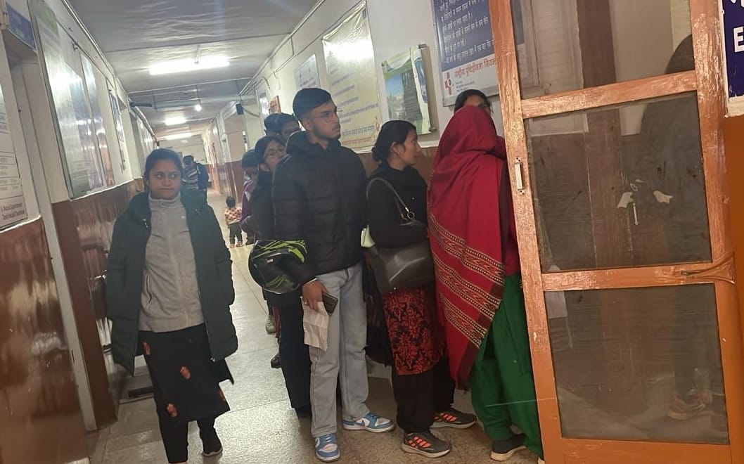 People are caught by viral due to dry cold, there is crowd in hospitals daily