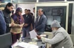 गृहमंत्री से गुहार लगाते एजेंट  की ठगी के शिकार फरियादी। संवाद
