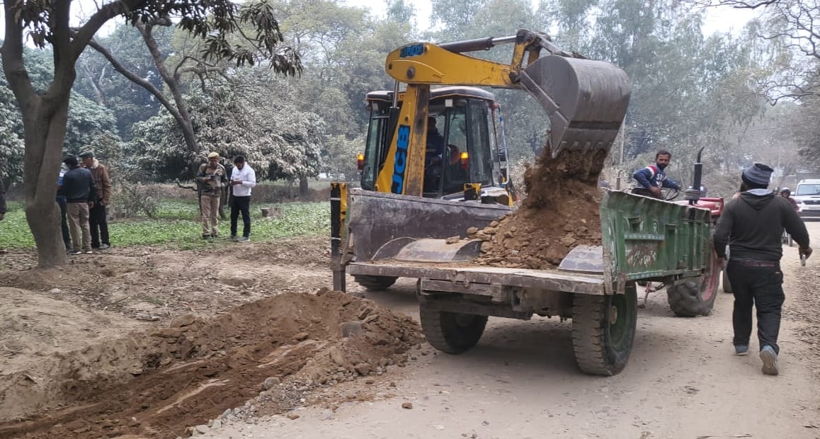 Construction of approach road of Balawali bridge started.
