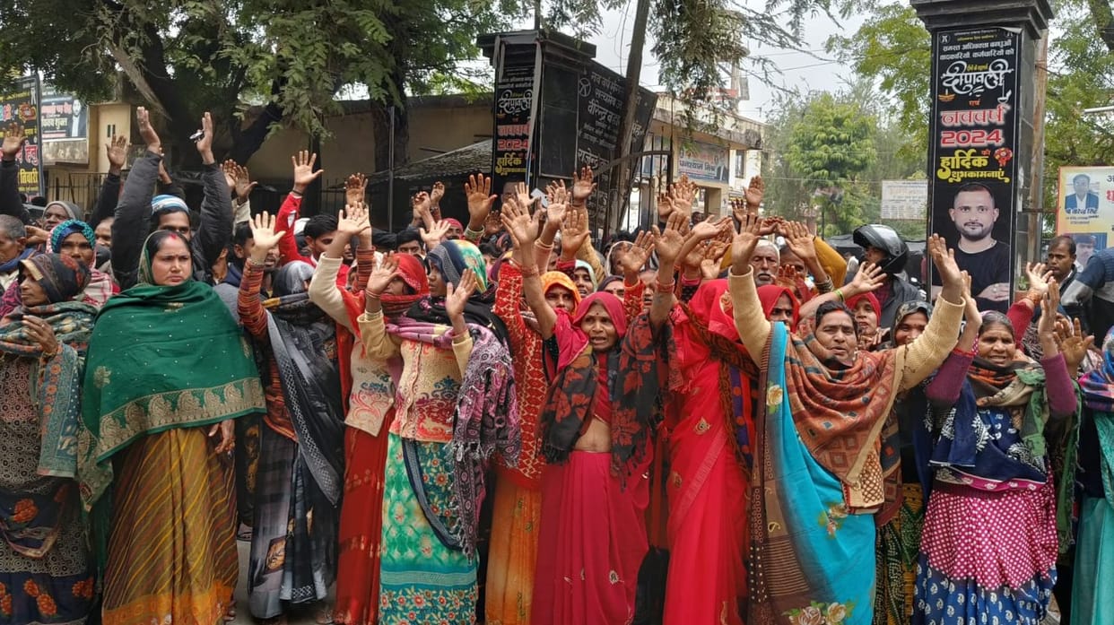 Protest by villagers troubled by abandoned cattle, memorandum given