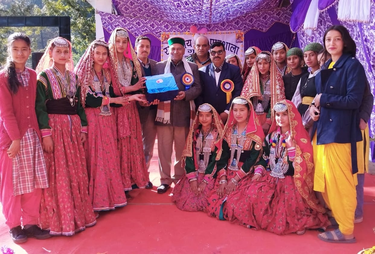 Kishori Lal honored promising students
