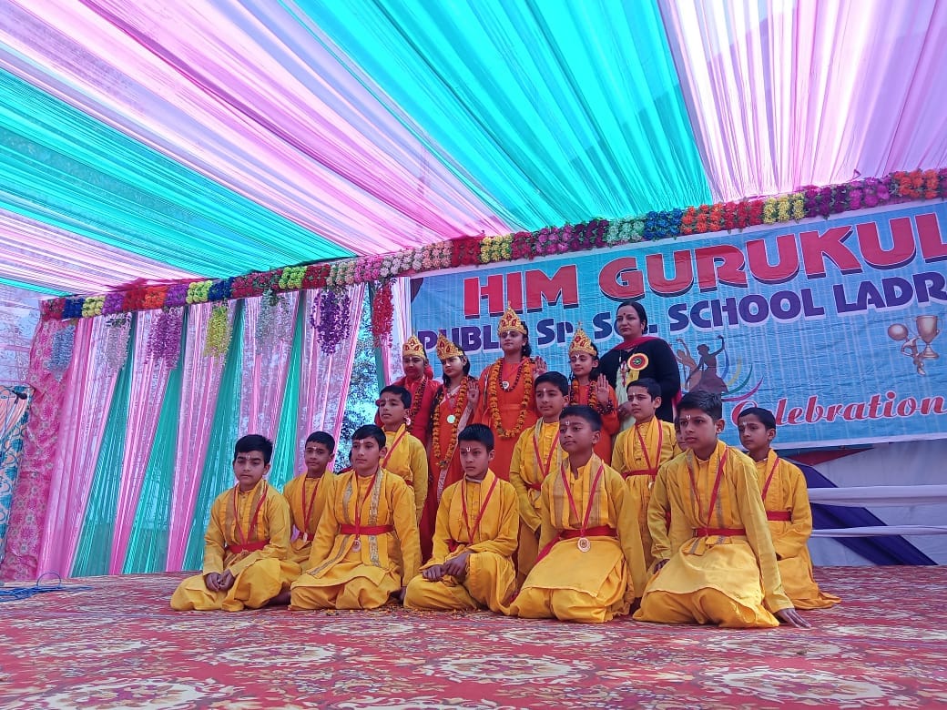 Children gave a wonderful performance on the song 'Nanha Munna Rahi Hoon'.