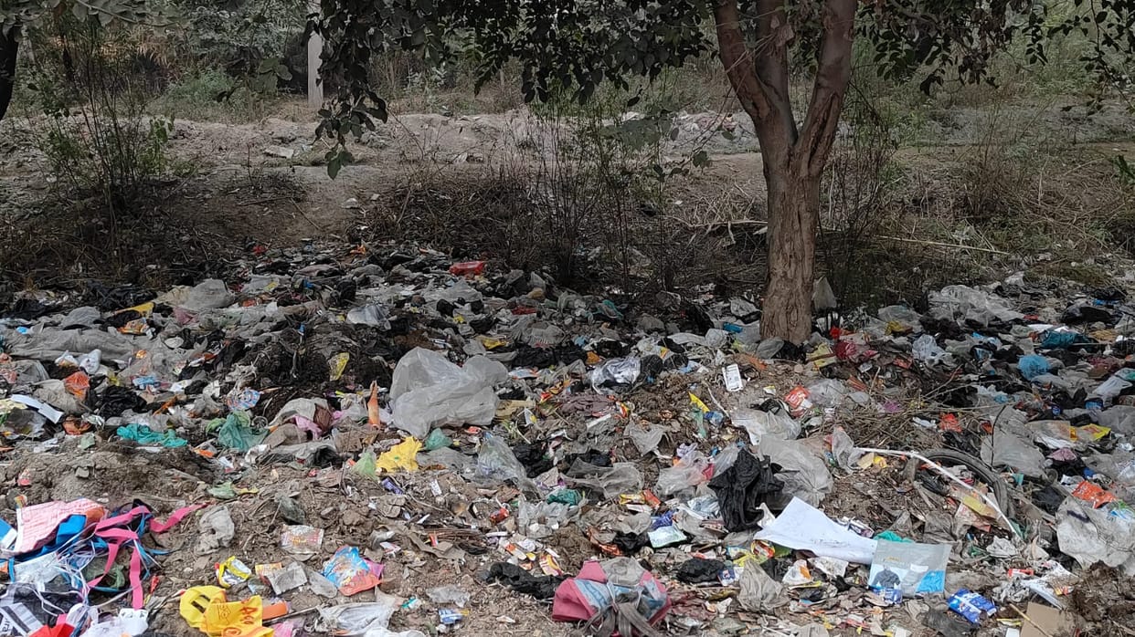 During inspection, people showed heaps of garbage to SDM, SDM instructed employees to clean it.