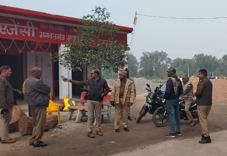 First shopping, then the miscreants ran away after looting Rs 25,000.