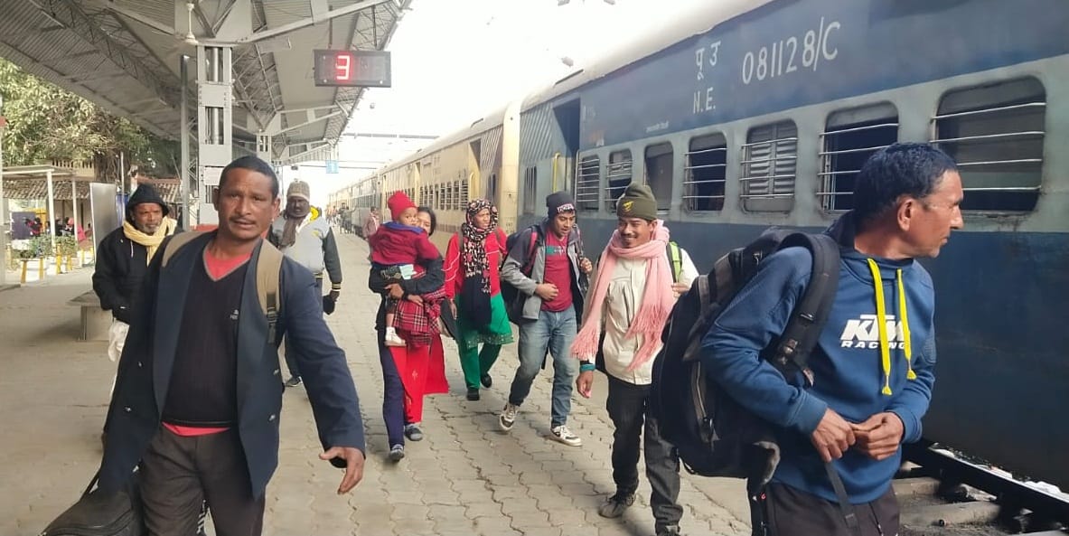 Fog increased the difficulties... trains cancelled, passengers wandering