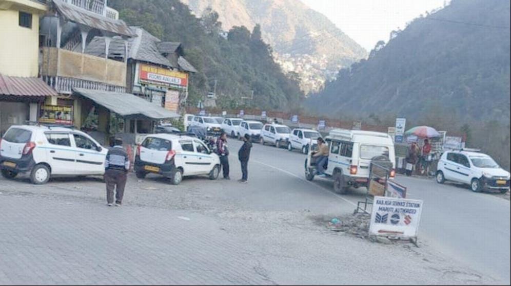 Taxi drivers turned the highway into a parking lot
