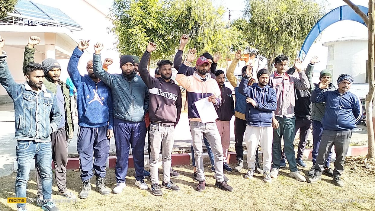 Demonstration of people demanding garbage disposal