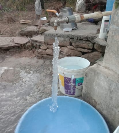 Chamoli News: कड़ाके की ठंड से जमा नलों का पानी Tap water frozen due to extreme cold