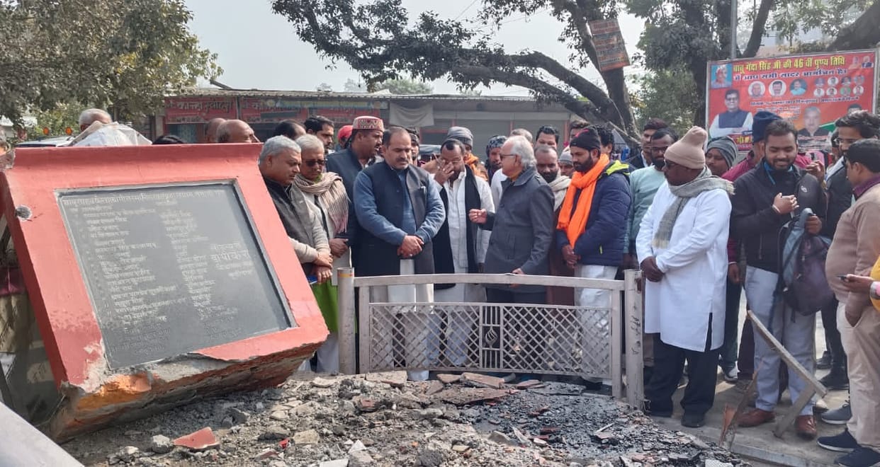 The platform of Babu Genda Singh's statue broke due to the collision of a truck loaded with ballast.