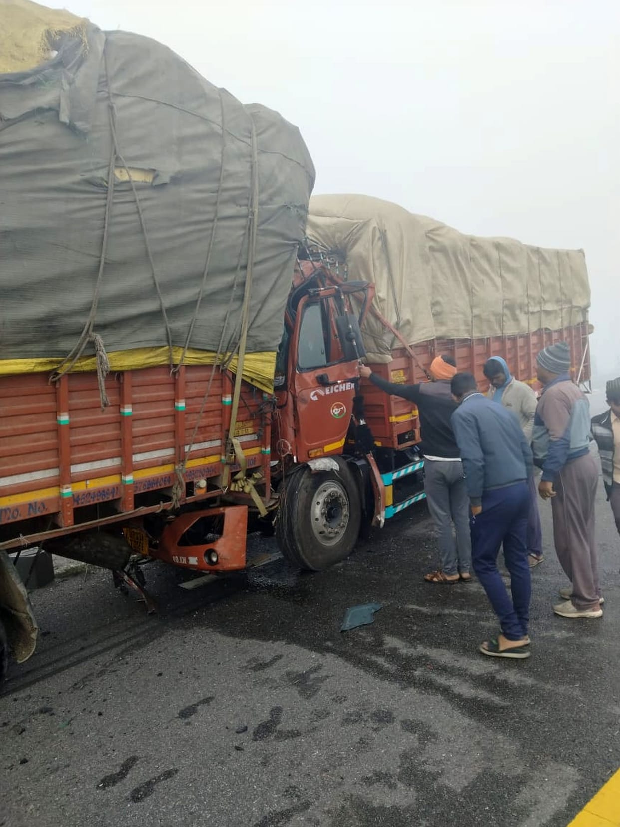 Five vehicles collided in fog on expressway, 10 injured