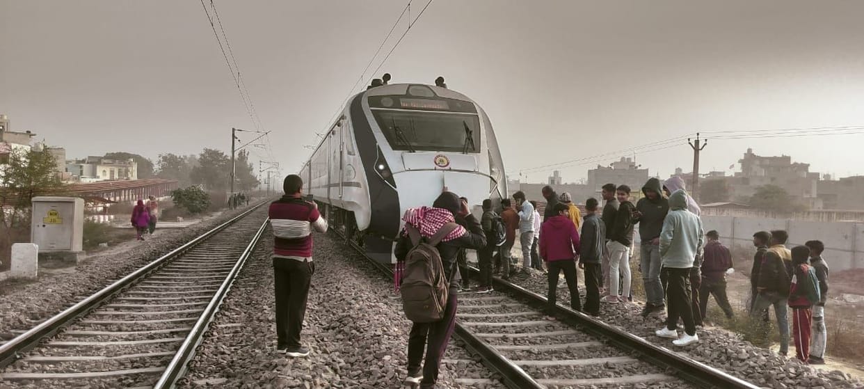 Vande Bharat Express stood still for 33 minutes due to collision with cows